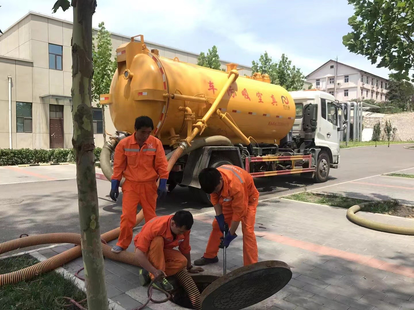 崇州管道疏通车停在窨井附近