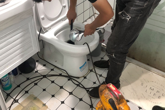 崇州马桶堵塞自己疏通还是找师傅？专业上门服务让你省时更省心