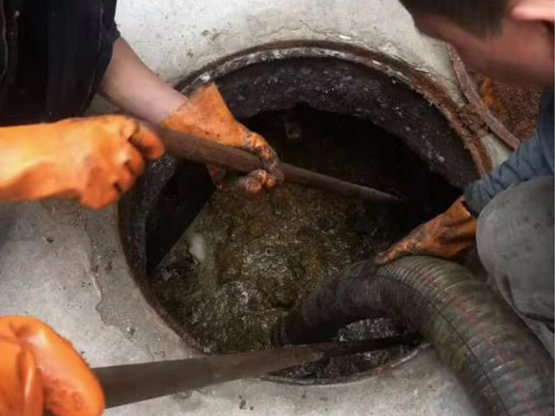 崇州清理化粪池时如何避免沼气的危害？